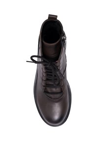 Brązowy skórzany botek za kostkę z sznurowadłami, teksturowaną powierzchnią i bocznym zamkiem błyskawicznym. Posiada okrągły czubek i płaską gumową podeszwę.
