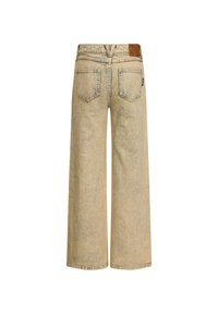 Jeans beige a gamba larga con finitura testurizzata, dotati di due tasche posteriori e un'etichetta in pelle marrone sulla vita.