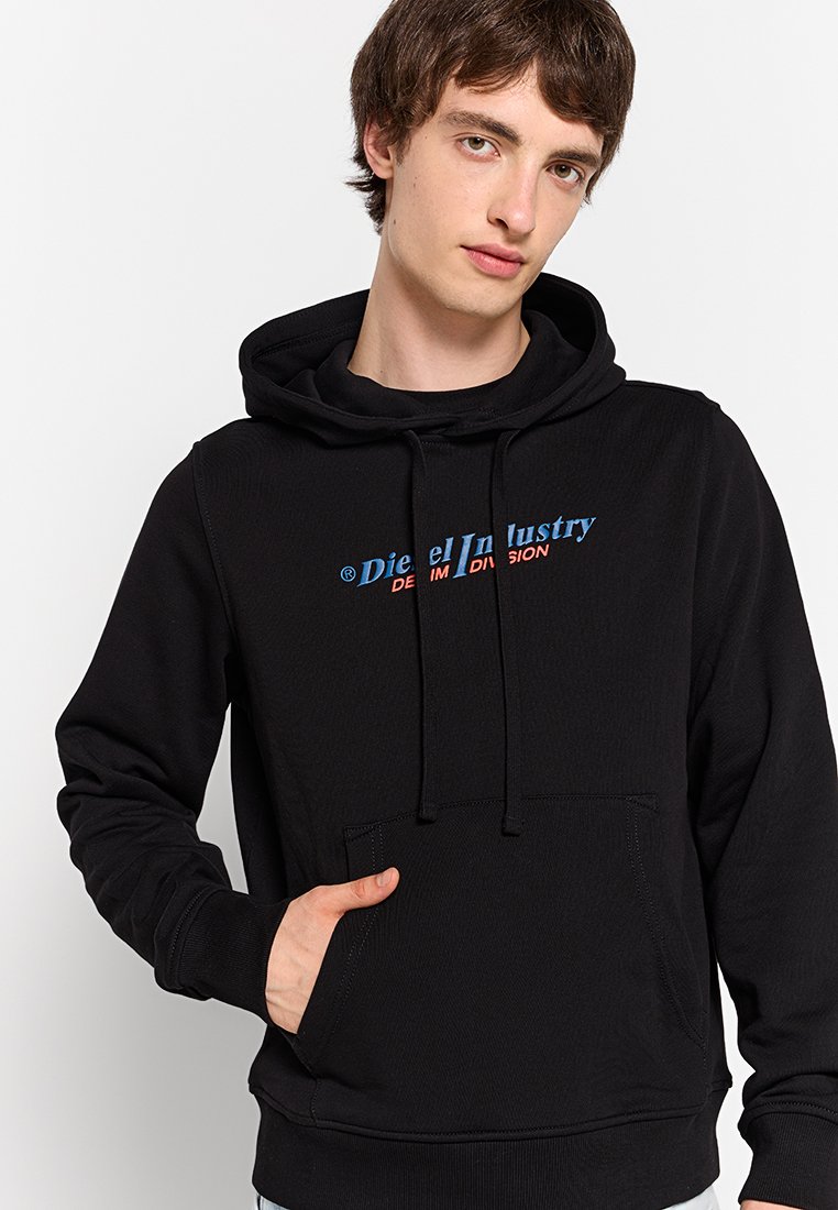 Hoodie noir en matériau doux, avec une poche avant et une capuche à cordon. Texte du logo bleu et rouge "Diesel Industry" sur la poitrine.