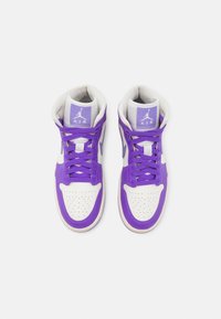 Paire de baskets montantes blanches et violettes avec embout perforé, lacets violets et logo AIR sur la languette, vue de dessus.