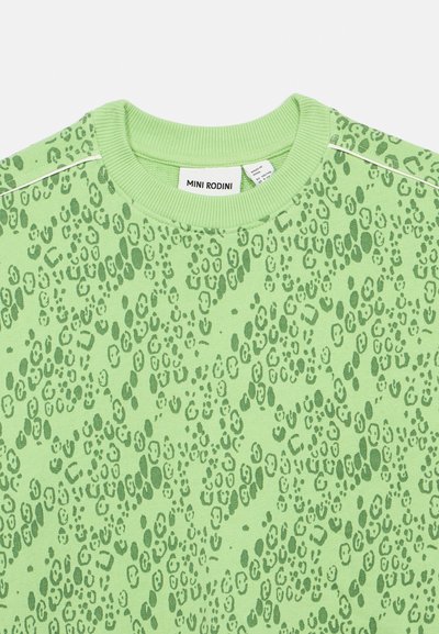 Sweatshirt vert avec un motif léopard, présentant un col rond côtelé et des coutures blanches discrètes le long des coutures d'épaule.