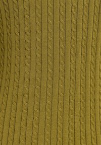 Olijfgroen gebreide stof met verhoogde kabelpatronen en verticale ribbels, die een gestructureerd uiterlijk biedt.