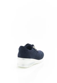 Scarpa sportiva blu navy con upper in maglia a rete, accenti in suede, zip posteriore e suola a zeppa bianca. Design testurizzato con perforazioni.