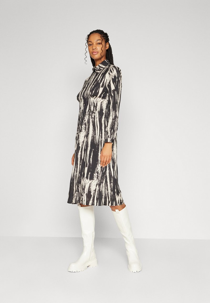 ONLY ONLWOODIE L/S ZIP B.K. DRESS EX PTM - Φόρεμα ημέρας - cloud dancer aop:annie graphic