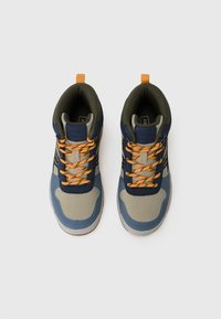 Ein Paar hoch geschnittene Sneakers in Blau, Grau und Olivgrün mit orangefarbenen Schnürsenkeln und orangefarbenen Zuglaschen auf einem weißen Hintergrund.