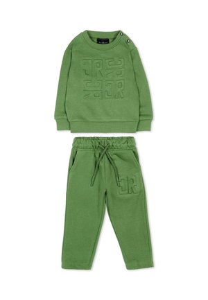 Zielona bluza z długim rękawem z tłoczonym abstrakcyjnym wzorem oraz pasujące spodnie ze ściągaczem i tłoczonym napisem "GR" na kieszeni.