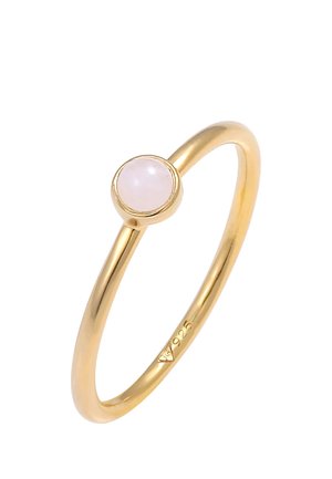Goldfarbener, schlanker Ring mit einem runden, durchscheinenden rosa Stein, der in eine Zarge gefasst ist, innen am Ring mit "925" geprägt.