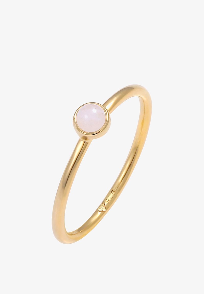 Bague fine dorée avec une pierre rose translucide ronde sertie dans un chaton, poinçonnée "925" à l'intérieur de l'anneau.