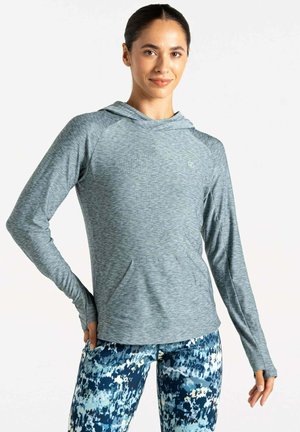 Leichtes, meliertes graues Langarm-Hoodie mit Kängurutasche, Stehkragen und Daumenlöchern, kombiniert mit blauen gemusterten Leggings.