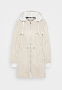 Giacca con cappuccio beige in tessuto texturizzato, con zip frontale, due tasche sul petto, vita regolabile con cordino e polsini bianchi. Design minimalista senza motivi.