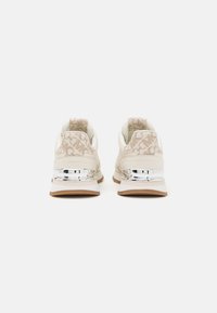 Sneaker bianchi con accenti beige a motivo, materiali in pelle e tessuto, dettagli in cromo sul tallone e suola in gomma testurizzata.