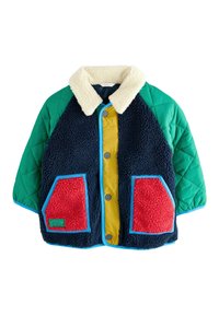 Veste colorée avec un corps en polaire marine, des manches matelassées vertes, un panneau avant jaune et des poches rouges. Dotée d'un col en peluche blanche.