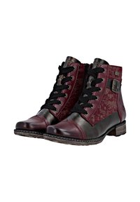 Stivali ankle in bordeaux e nero con finitura testurizzata, design con lacci e accento con fibbia laterale. Presentano una punta rotonda e un tacco basso in legno.