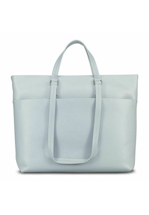 Bolso tote de cuero azul claro con dos correas para los hombros y un bolsillo frontal, de pie sobre un fondo blanco.