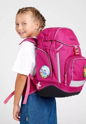 Sac à dos fuchsia avec détails réfléchissants, deux patchs circulaires, bretelles rembourrées et une base noire robuste. Comprend un compartiment zippé.