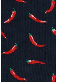 Czerwone papryczki chili na ciemnonavy tle, w różnych orientacjach, z zielonymi akcentami na szczycie, w powtarzającym się wzorze.