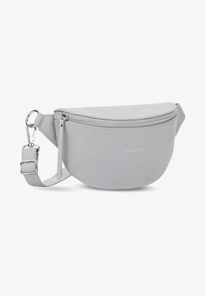 Sac banane en cuir gris avec une forme arrondie, fermeture éclair et bandoulière réglable. Présente un logo de marque subtil embossé sur le devant.