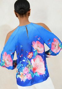 Lipsy REGULAR FIT-PRINTED COLD SHOULDER - Bluza - blue