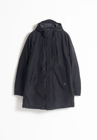 Abrigo negro con capucha y un corte holgado, con una textura suave, dos bolsillos delanteros y cordones ajustables en la capucha y el dobladillo.