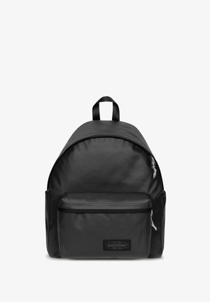 Czarny plecak Eastpak o zaokrąglonym kształcie, gładkiej fakturze, z przednią kieszenią i naszywką z logo. Posiada uchwyt u góry oraz zapięcia na zamek.