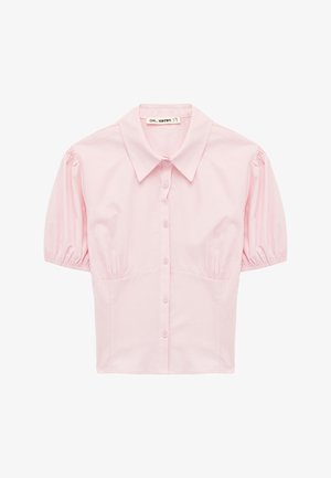 Hellrosa Bluse mit kurzen Ärmeln, Puffärmeln, spitzem Kragen und durchgehendem Knopfverschluss, flach auf einem weißen Hintergrund liegend.