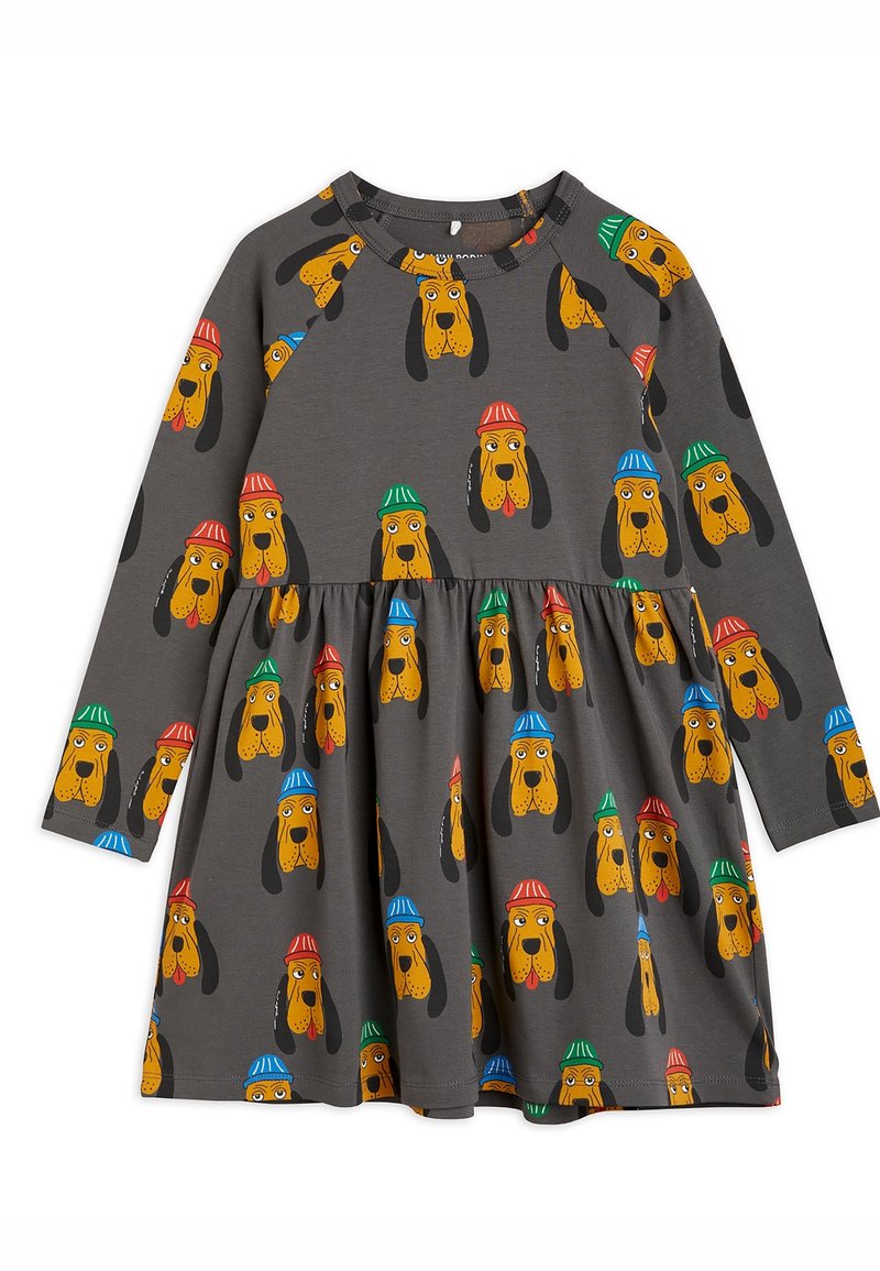 Robe grise à manches longues avec jupe froncée, présentant un motif répétitif de têtes de chiens bruns portant des chapeaux colorés rouges, verts et bleus.