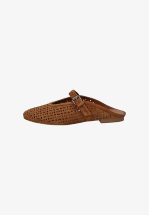 Mocassino slip-on in camoscio marrone con design traforato e cinturino regolabile con fibbia, suola piatta.