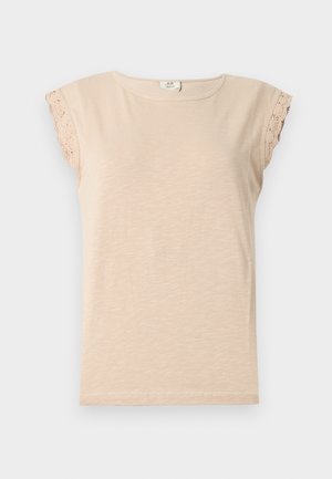 Chemise beige à manches courtes avec encolure ronde et bordure en dentelle aux manches, confectionnée dans un tissu léger.