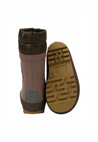 Bota impermeable marrón con parte superior acolchada. Cuenta con una suela de goma texturizada, cuerpo liso y un detalle en gris en la parte trasera para mayor soporte.