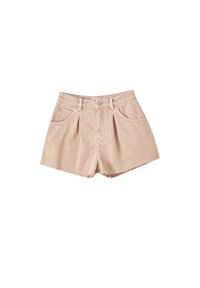 Shorts de mezclilla en rosa pálido con una cintura alta, pliegues delanteros, dos bolsillos laterales y un detalle de dobladillo deshilachado. Cierre de botón y cremallera en la parte delantera.