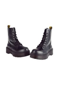 Botas de combate de cuero negro con suela de plataforma gruesa, punta redonda y cordones negros. Cuenta con una lengüeta de tirón amarilla y negra en el talón.