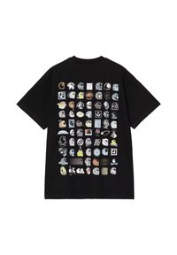 Sort t-shirt med et gitter af 96 forskellige grafiske designs i flere farver, inklusive ikoner, mønstre og logoer på ryggen.