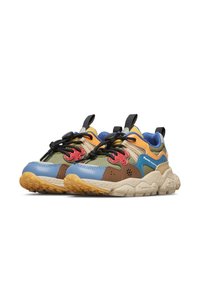 Vícebarevné tenisky s různými texturami včetně kůže a síťoviny. Mají robustní podrážku, jedinečné vzory a elastické tkaničky pro lepší přilnavost.