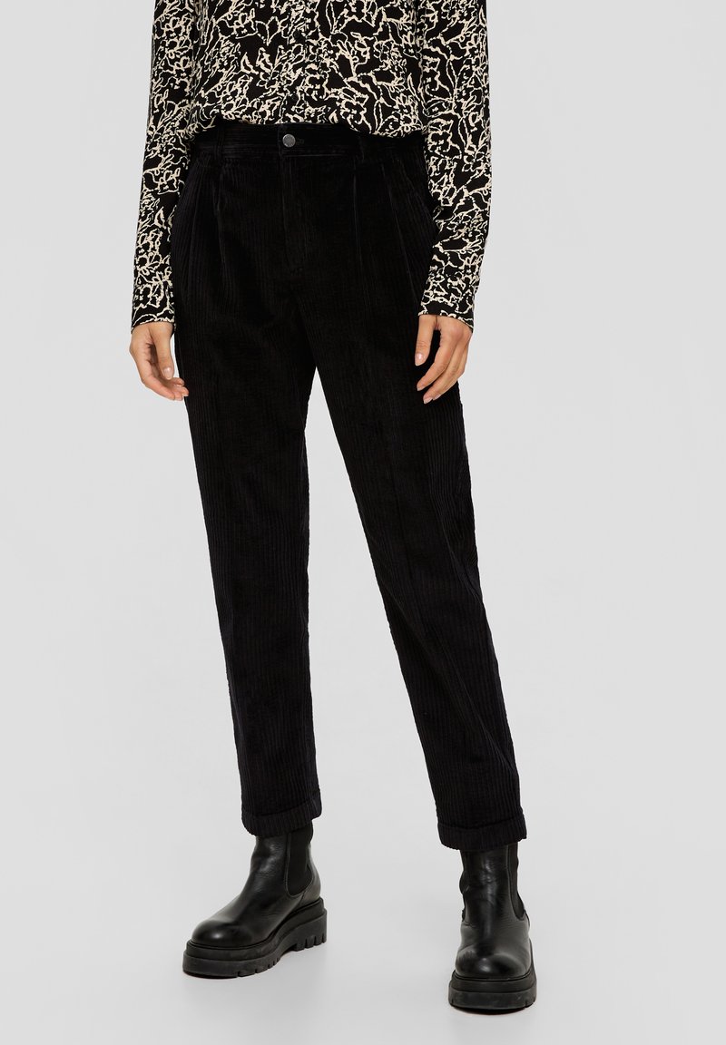 s.Oliver REGULAR BUNDFALTEN - Broek - schwarz