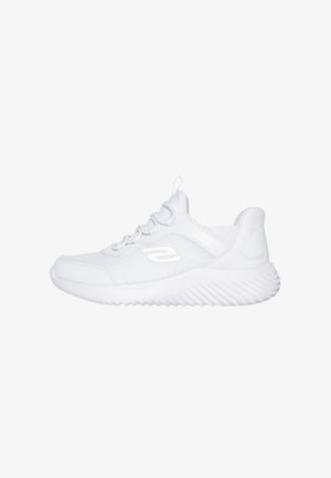 Zapatilla deportiva blanca con parte superior de malla, diseño con cordones, suela esculpida y logo de la marca en el lateral, mostrada de perfil sobre un fondo blanco.