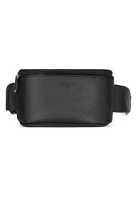 Marsupio in pelle nera con superficie testurizzata, chiusura con zip e tracolla regolabile. Presenta un design minimalista e un branding sottile.