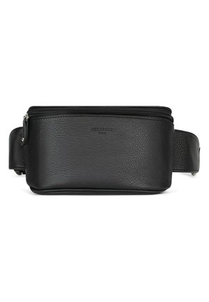 Marsupio in pelle nera con superficie testurizzata, chiusura con zip e tracolla regolabile. Presenta un design minimalista e un branding sottile.