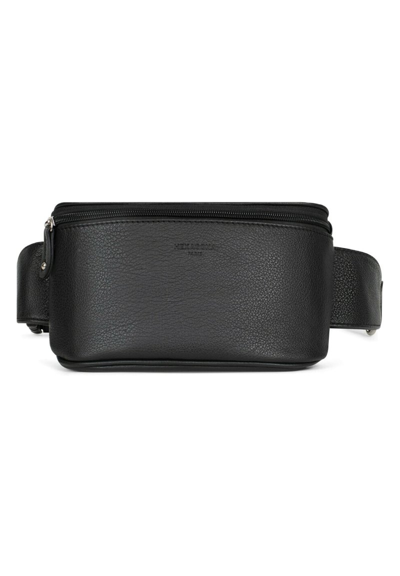 Marsupio in pelle nera con superficie testurizzata, chiusura con zip e tracolla regolabile. Presenta un design minimalista e un branding sottile.