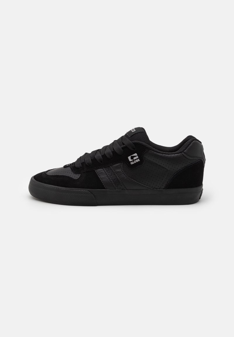 Schwarze Sneakers aus einer Mischung aus Wildleder und synthetischen Materialien, mit einem flachen Design, runder Zehenform und strukturiertem Gummisohle.