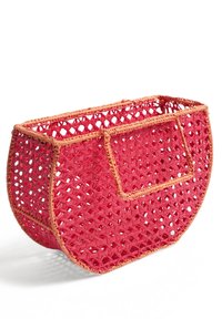 Czerwony, tkany kosz o owalnym kształcie z otwartym wierzchem i boczną kieszenią. Wykonany z naturalnych włókien o teksturowanym wykończeniu.