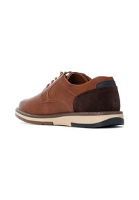 Zapato de cuero marrón con un acento de ante, puntera redondeada y suela beige. Presenta cordones marrones y una pestaña en el talón de contraste en color oscuro.