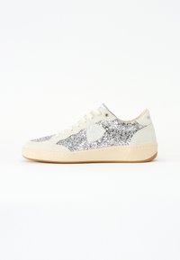Sneaker bianca con dettagli in glitter argento, pannelli in suede, punta tonda e suola in gomma beige. Presenta una patch con logo sul lato.