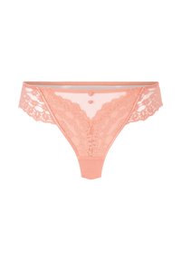 Lace thong in zacht perzik, met een scalloped kantafwerking en twee decoratieve knopen aan de voorkant; doorschijnend mesh aan de zijkanten en achterkant.