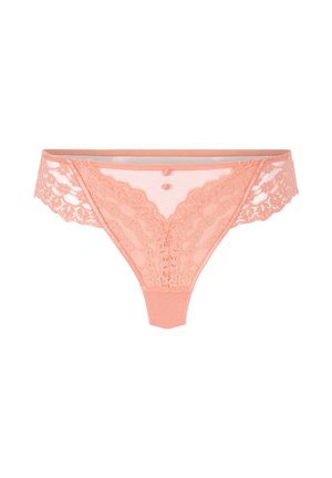 Lace thong in zacht perzik, met een scalloped kantafwerking en twee decoratieve knopen aan de voorkant; doorschijnend mesh aan de zijkanten en achterkant.