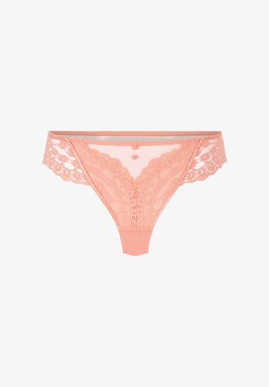 Lace thong in zacht perzik, met een scalloped kantafwerking en twee decoratieve knopen aan de voorkant; doorschijnend mesh aan de zijkanten en achterkant.