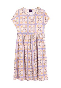 Robe imprimée avec un fond pastel léger et des motifs géométriques jaunes et bleus, manches courtes et taille froncée.