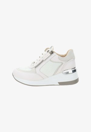 Sneaker rosa chiaro realizzato in materiali in pelle e suede, con dettagli perforati, suola bianca e una finitura metallica sul tallone. Chiusura con lacci e zip.