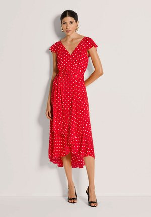 Rode midi-jurk met witte stippen, V-hals, wijd uitlopende mouwen, een ceintuur in de taille en een gelaagde rok met een lichte high-low zoom.