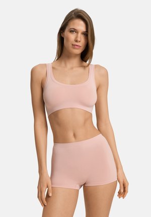 Lichtroze, naadloze bh en boyshort set gemaakt van gladde stof met een rekbare pasvorm. De top heeft brede banden en een ronde halslijn.