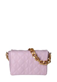 Borsa a tracolla in pelle trapuntata rosa con catena dorata, caratterizzata da una forma rettangolare, superficie testurizzata e cuciture a motivo diamante.